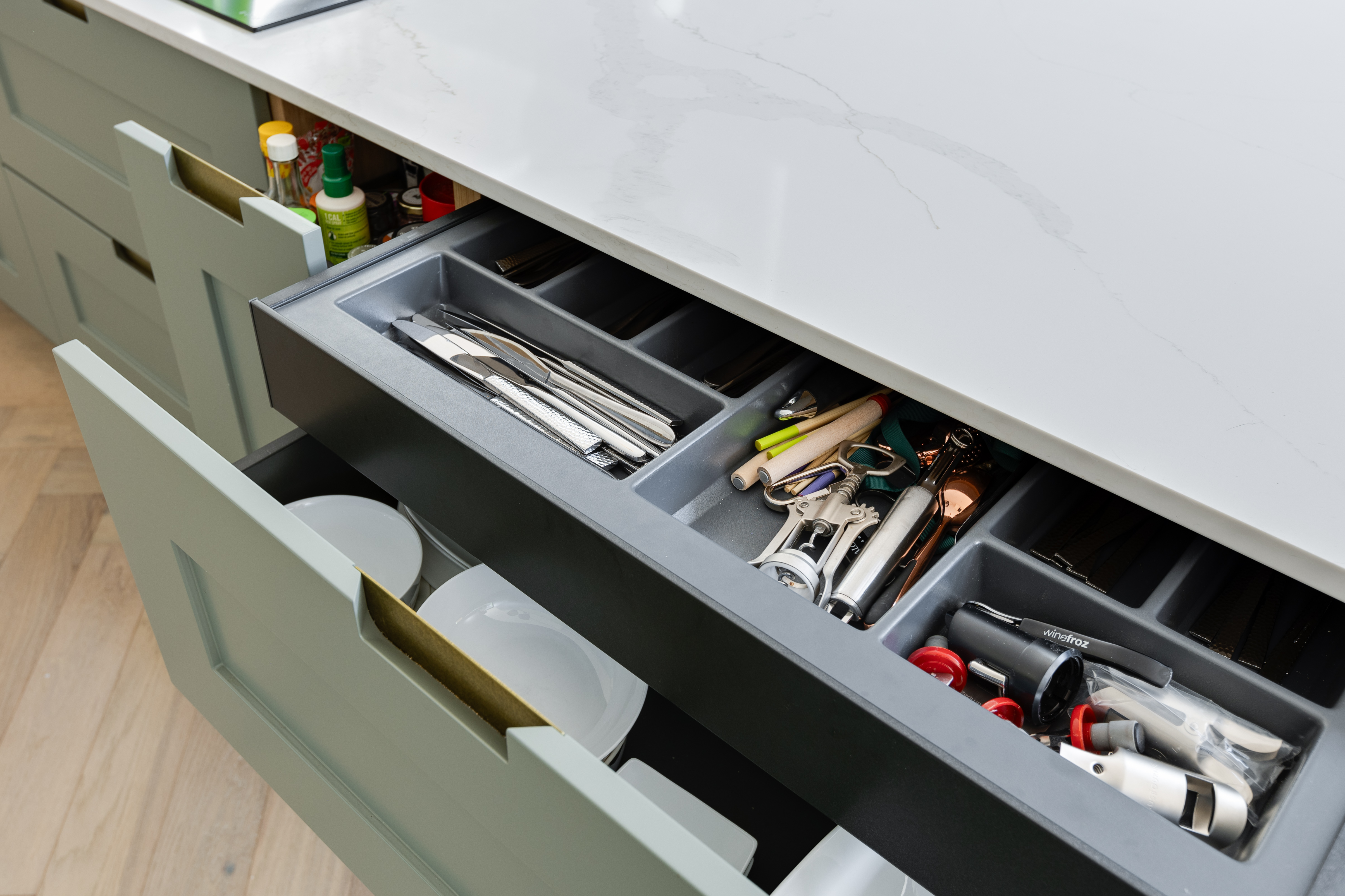Integrated cutlery drawer